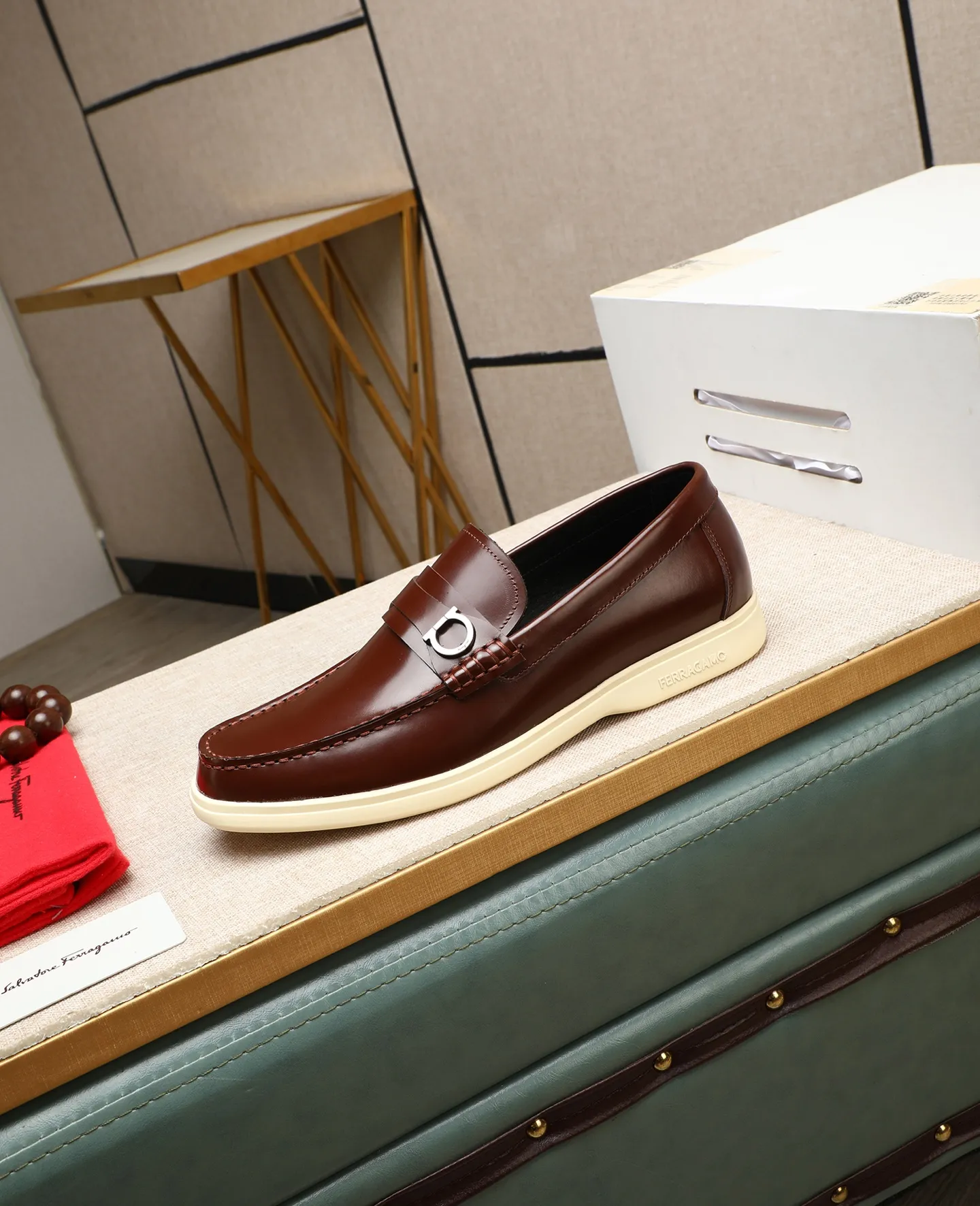 Men's shoes 💰580 📛📛(water-dyed cow lining) Salvatore Ferragamo high-end (Salvatore Ferragamo) is the top international luxury footwear brand. It comes from the fashion kingdom of Italy. It is famous all over the world for its traditional handmade design and novel styles... 🚶🏻🚶🏻New suit shoes are available simultaneously at the counter. This style is purely handmade. The fabric is imported Italian calfskin➕Soft water-dyed cowhide lining. Original authentic outsole🌀🌀Size: 38➖44 (45 46 customized)